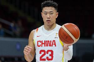 手感不佳！贺希宁半场5中1仅拿3分2篮板 正负值-13