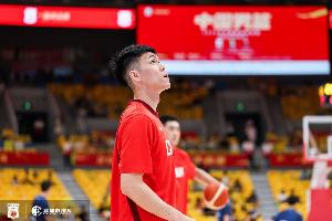 媒体人：中国男篮后卫挡拆不打就传 内线都没空挡 不想一下合理性