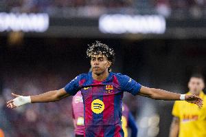 每体：亚马尔上场全场球迷起立鼓掌，赛后还有球迷溜进场内求合影