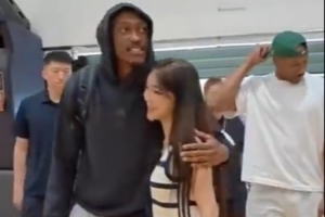 热情抱抱！美女记者：欢迎杰伦·威廉姆斯第二年来上海